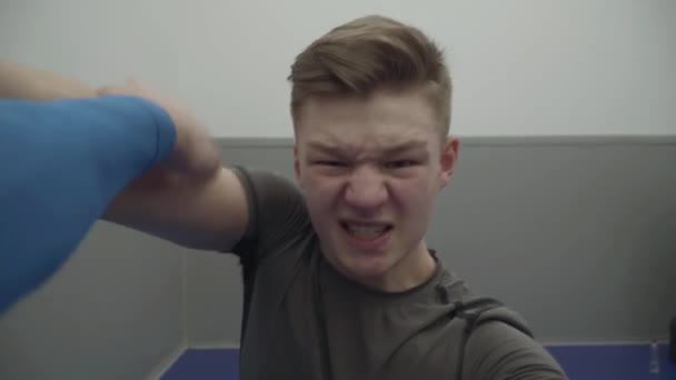 Jovem Agressivo Masculino Lutando Com Mãos Câmera — Vídeo de Stock