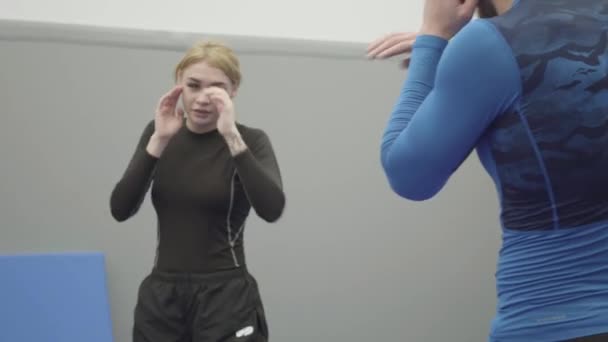Porträtt Kvinnlig Blond Tränare Lära Atletisk Man Hur Man Gör — Stockvideo