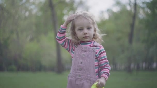 Cute Little Girl Crown Head Foreground Green Park Background Crown — Stock Video