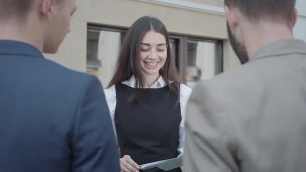 テラスで文書を議論する正式な服装の若い女性と男性 ビジネス関係 ビデオ — ストック動画