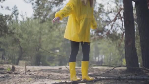 Människokroppen Gula Gummistövlar Och Pälsbalansering Trädstammen Vårskogen — Stockvideo