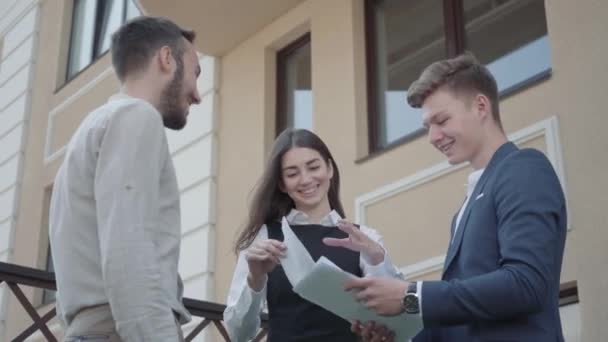 Trois Jeunes Employés Discutent Projet Tout Gardant Des Papiers Des — Video