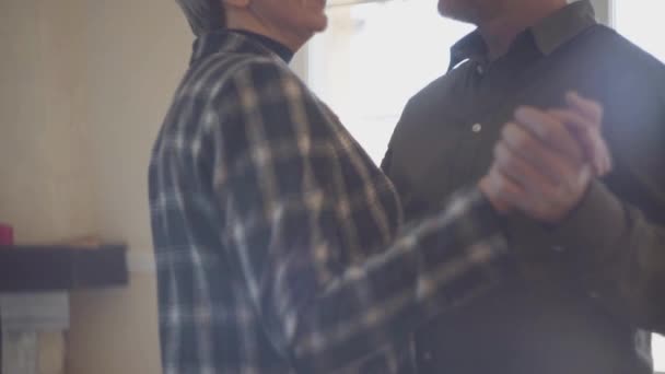 Couple Âge Mûr Amour Danse Lente Intérieur — Video