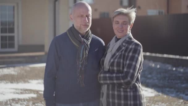 Retrato Una Pareja Adulta Casada Pie Fresco Ventoso Clima Soleado — Vídeo de stock