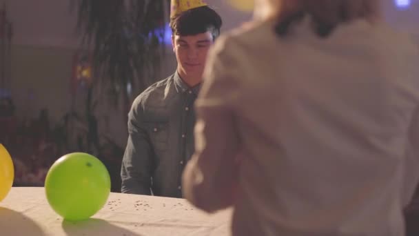 Jeune Homme Souriant Chapeau Anniversaire Assis Table Des Lumières Lumineuses — Video