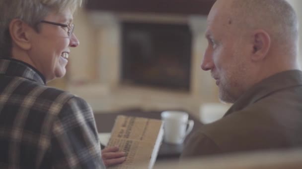 Costas Casal Velho Homem Mulher Sentados Sofá Com Livro Conversando — Vídeo de Stock