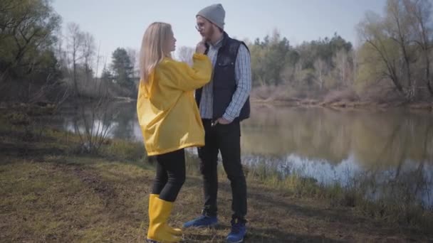 Casal Elegante Jovem Rio Menina Loira Bonita Uma Capa Chuva — Vídeo de Stock