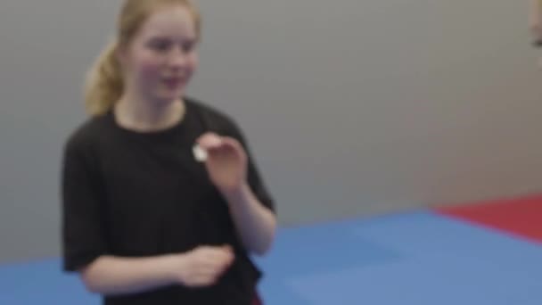 Två Ataraktiva Blonda Damer Utbildning Gymmet Gör Lätta Handflata Stroke — Stockvideo