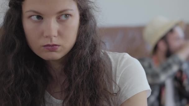 Портрет Сумної Розлюченої Жінки Чоловіка Літньому Капелюсі Фоні Відео — стокове відео