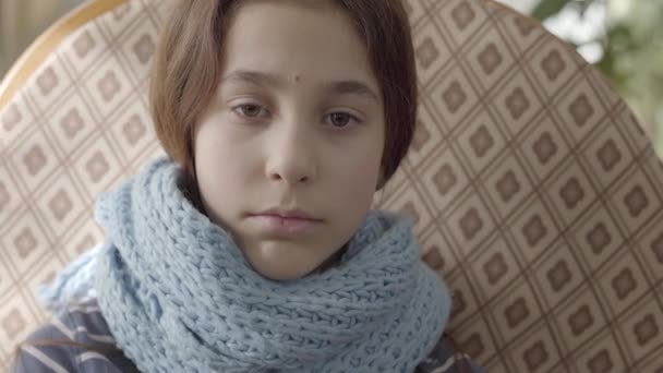 Portrétní Dospívající Dívka Zabalená Teplém Šátku Holka Cítí Špatně Nemocná — Stock video