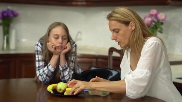 Mère Préparant Boîte Lunch Pour Fille Avant Elle Aille École — Video