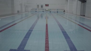 Profesyonel erkek yüzücü kapalı havuzda pistte yüzüyor. Sağlıklı bir yaşam tarzı. Spor ve eğlence..