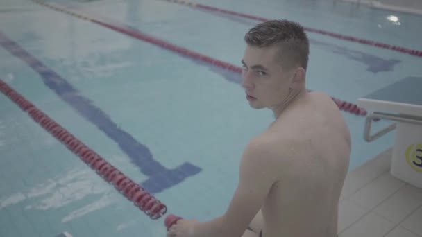 Tânăr Atletic Sănătos După Sărituri Scufundări Stă Lângă Piscina Interioară — Videoclip de stoc