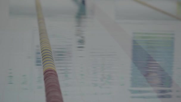 Lege Zwemweg Met Boeien Met Schoon Helder Water Professionele Sporters — Stockvideo