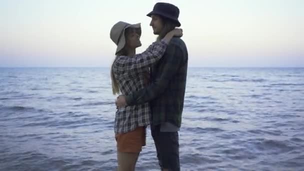 Hipster Caucasian Tourist Couple Plaid Shirts Hats Hugging Shore Sea — ストック動画