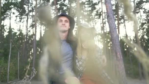 Heureux Couple Touristique Chemises Carreaux Hipster Assis Dans Forêt Mignon — Video