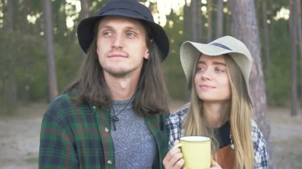 Portret Van Een Duizendjarig Toeristisch Gelukkig Paar Geruite Hipster Outfit — Stockvideo