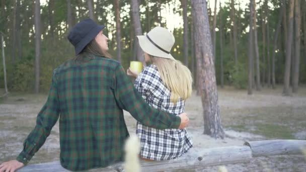 Back View Tourist Couple Plaid Hipster Shirts Hats Sitting Forest — ストック動画
