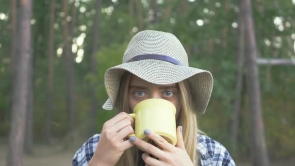 Młoda Szczęśliwa Biała Dziewczyna Koszuli Kratę Kapeluszu Pijąca Herbatę Lub — Wideo stockowe