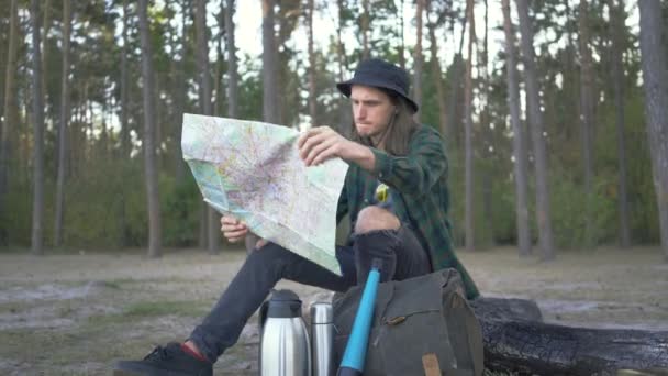 Hipster Turist Fokuserad Kille Rutig Varm Skjorta Tittar Kartan Och — Stockvideo