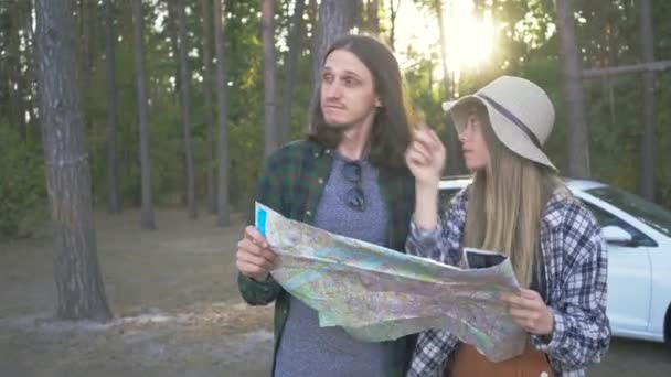 Millennial Turístico Casal Focado Camisas Xadrez Hipster Olhando Mapa Procurando — Vídeo de Stock