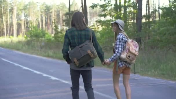 Par Jóvenes Turistas Caucásicos Camisas Hipster Cuadros Caminando Largo Carretera — Vídeos de Stock