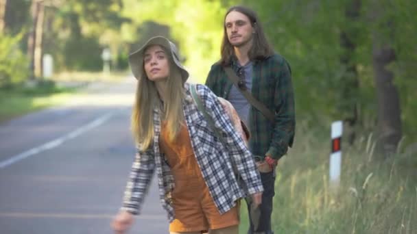 Hipster Millénaire Touriste Heureux Couple Carreaux Chemises Hipster Veulent Attraper — Video