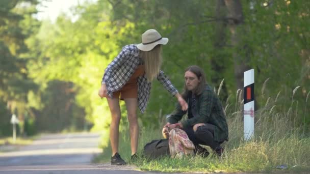 Zmęczona Kaukaska Para Turystów Koszulach Kratę Siedząca Drodze Pobliżu Lasu — Wideo stockowe