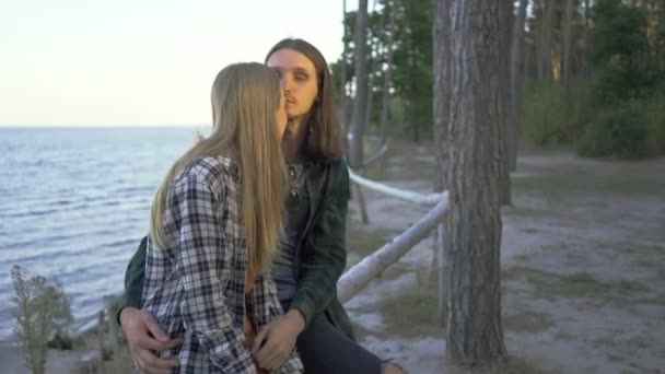 在秋天海滨的背景下 穿着格子呢嬉皮士服装的千禧年旅游佳偶们拥抱在一起 共度时光的画像 — 图库视频影像