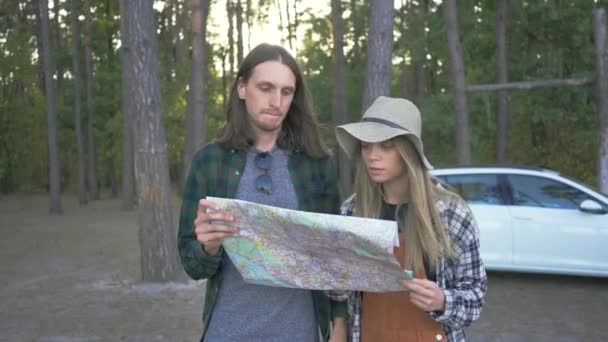 Young Caucasian Tourist Couple Plaid Hipster Shirts Looking Map Choosing — ストック動画