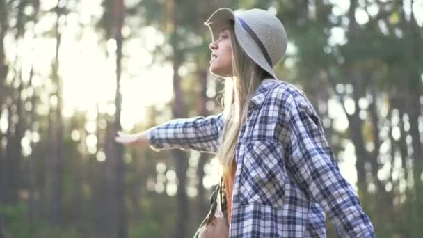 Young Caucasian Woman Plaid Hipster Shirt Straw Hat Trying Hitchhike — ストック動画