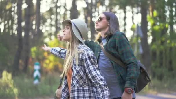 Hipster Millennial Touristen Glückliches Paar Karierten Hipster Shirts Wollen Auto — Stockvideo