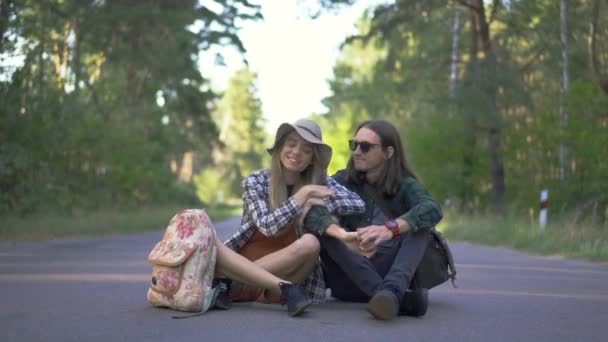 Joven Turista Feliz Pareja Camisas Hipster Cuadros Abrazando Disfrutando Viajar — Vídeos de Stock