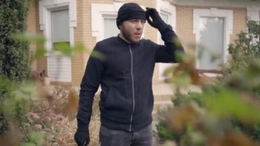 Siyah elbiseli beyaz bir hırsızın portresi eve girmeden önce kar maskesi takıyor. Adam zengin evinde bir şeyler çalacak. Yasalara karşı suç, soygun, hırsızlık kavramı