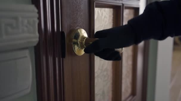 Hombre Con Ropa Negra Guantes Abriendo Puerta Ladrón Irrumpiendo Casa — Vídeos de Stock