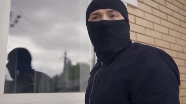 Siyah Elbiseli Kar Maskeli Hırsızın Zengin Evine Pencereden Girerken Yakın — Stok video