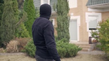 Eve girmeden önce siyah elbiseli ve kar maskeli bir hırsız. Zengin evinde bir şeyler çalacak. Yasalara karşı suç, soygun, hırsızlık kavramı