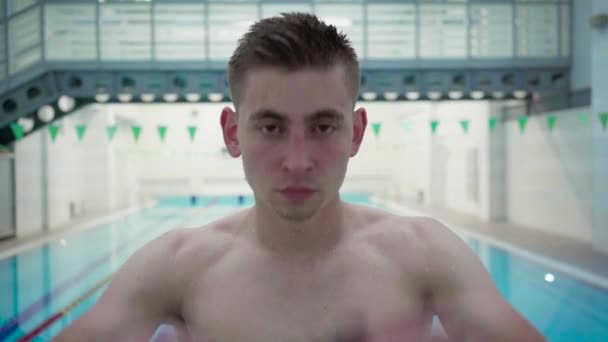 Dalış Maskesi Takan Profesyonel Sporcuların Portresi Kapalı Yüzme Havuzuna Atlamak — Stok video