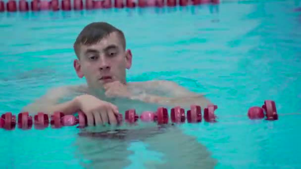 Retrato Profesional Deportista Nadador Apenas Ejercitando Perfeccionamiento Ejercicios Respiración Piscina — Vídeo de stock