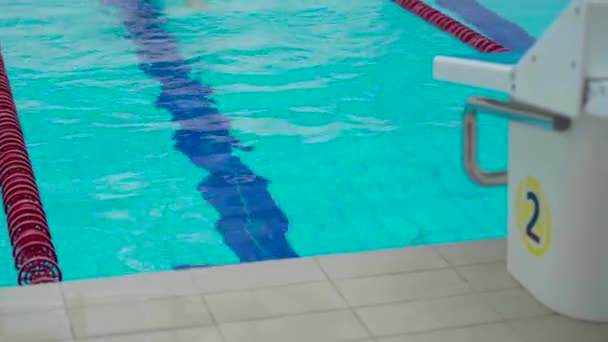 Nadador Profissional Mal Exercitando Piscina Interior Nadando Através Pista Estilo — Vídeo de Stock