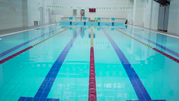 Atletische Professionele Zwemmer Nauwelijks Trainen Overdekt Leeg Zwembad Springen Zwemmen — Stockvideo