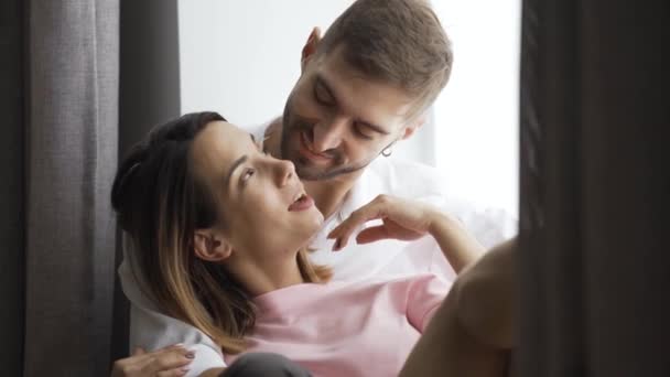 Tânărul Cuplu Stă Fereastră Acasă Soțul Sau Iubitul Își Îmbrățișează — Videoclip de stoc