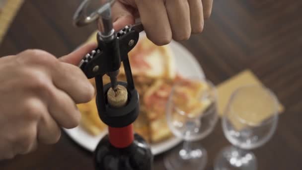 Mãos Masculinas Uncork Uma Garrafa Vinho Com Saca Rolhas Perto — Vídeo de Stock