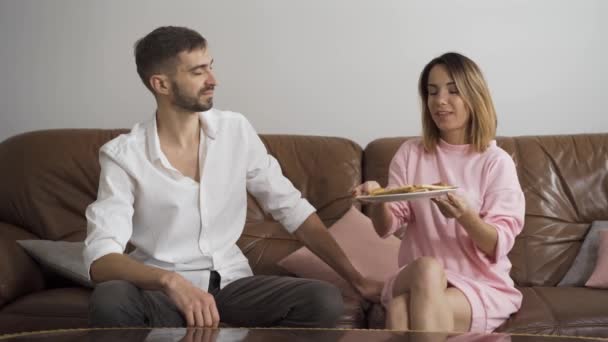 Mulher Roupas Casuais Alimentando Seu Marido Com Pizza Caseira Saborosa — Vídeo de Stock