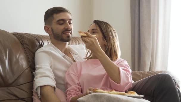 Retrato Mujer Ropa Casual Alimentando Marido Con Sabrosa Pizza Casera — Vídeos de Stock