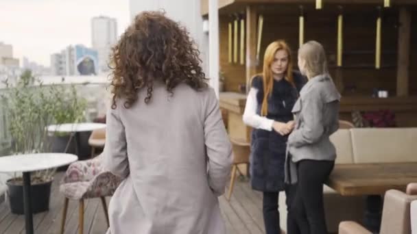 Duas Namoradas Olhando Para Mulher Que Passou Perto Fofocando Sobre — Vídeo de Stock