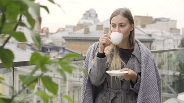 Junge Kaukasische Frau Die Eine Decke Gehüllt Tee Oder Kaffee — Stockvideo