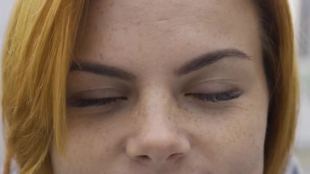 Close Portret Van Een Blanke Vrouw Met Rood Haar Bedekt — Stockvideo