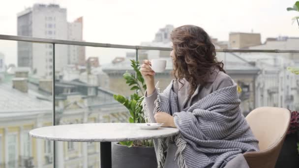 Genç Beyaz Kadın Battaniyeye Sarılmış Çay Kahve Içiyor Terasta Masada — Stok video