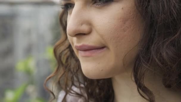 Junge Kaukasische Frau Die Eine Decke Gehüllt Tee Oder Kaffee — Stockvideo